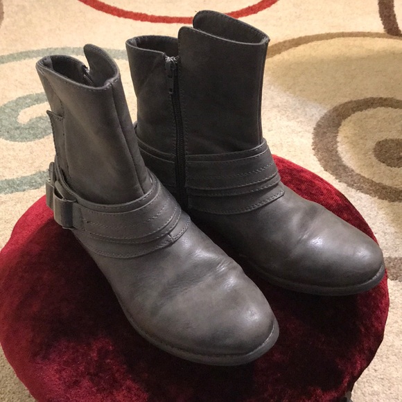 SOLD❣️❤️💥UNR8ED Gray Boots💥❤️ - Picture 7 of 9